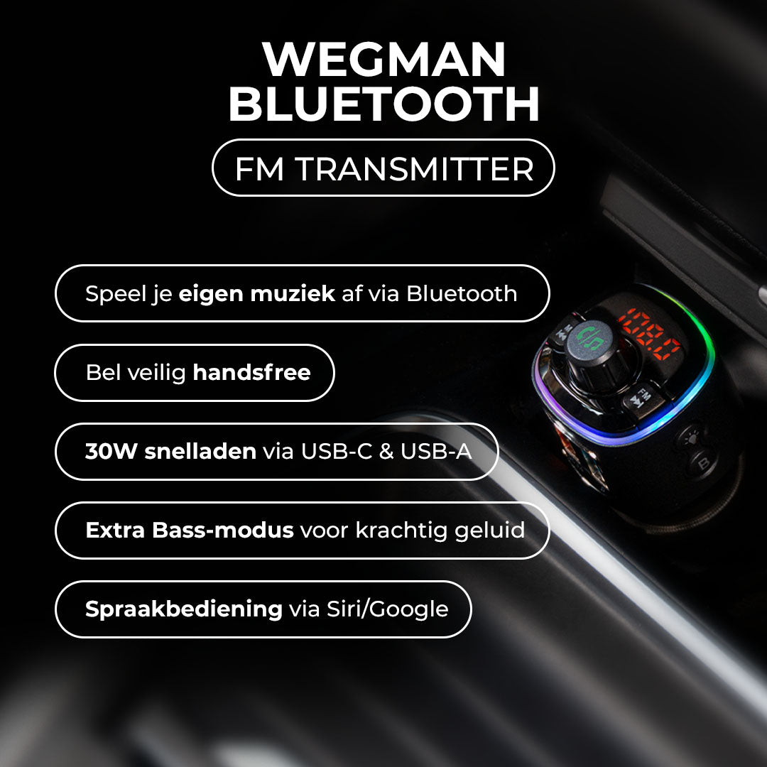 Bluetooth FM transmitter met USB-C en USB-A snellader aangesloten in sigarettenaansteker
