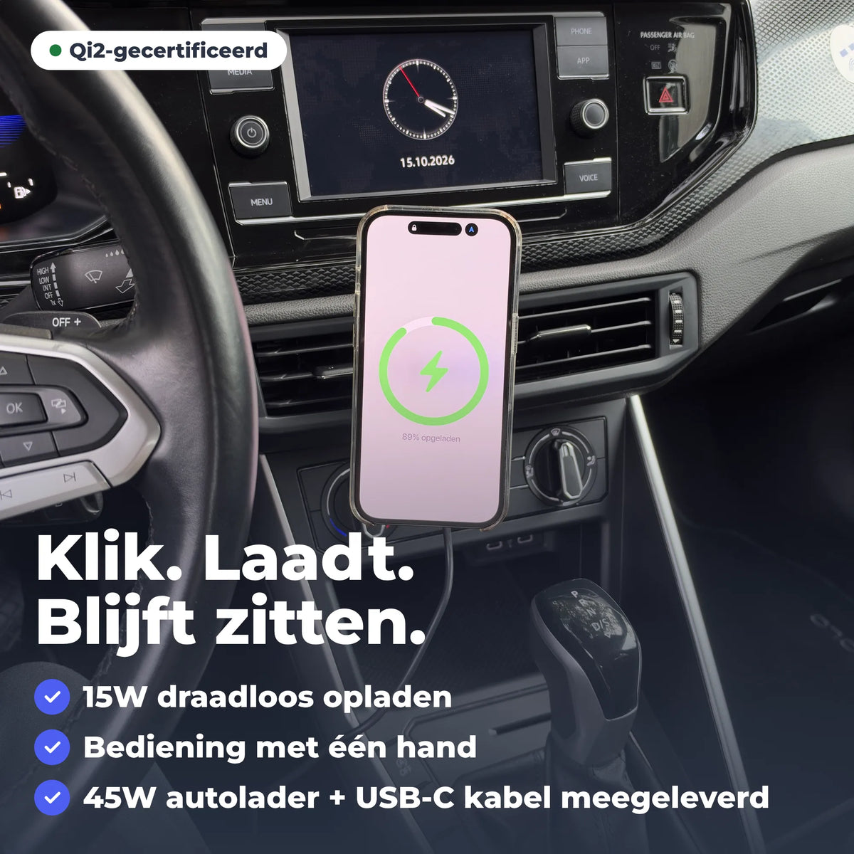 Wegman telefoonhouder auto in ventilatierooster met iPhone die draadloos oplaadt via Qi2 15W